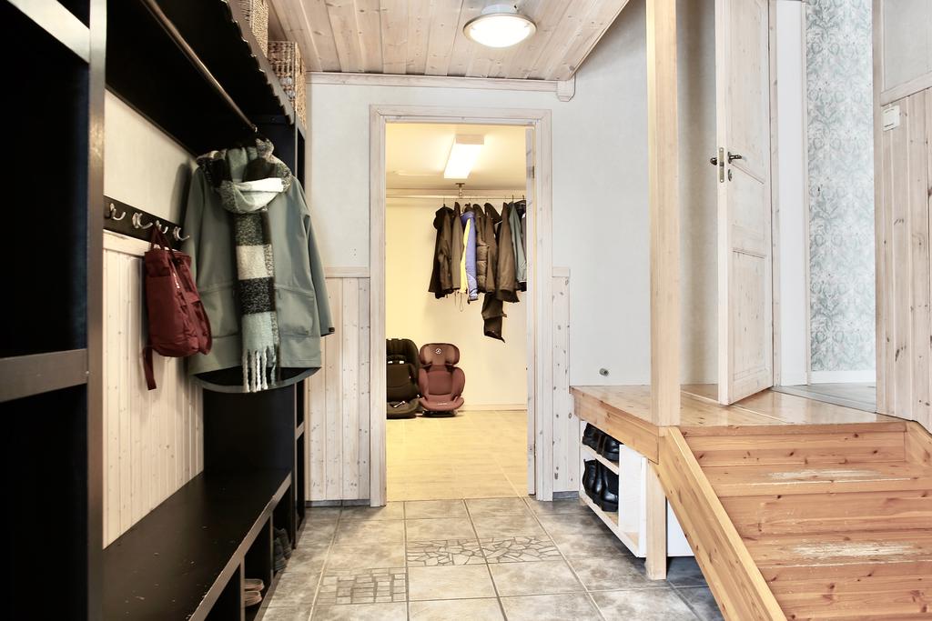 Hall och vy mot förrådsutrymme