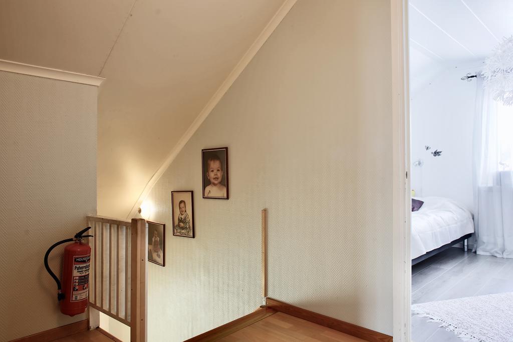 Trappavsats övre plan och vy mot sovrum 2