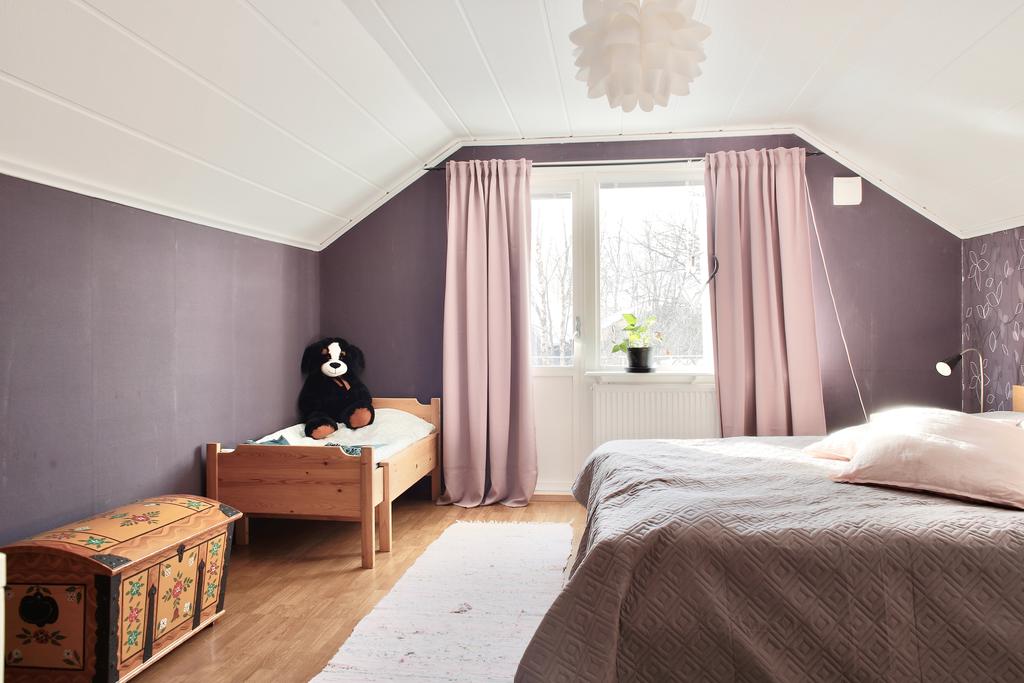 Sovrum 3, ett större sovrum med balkong