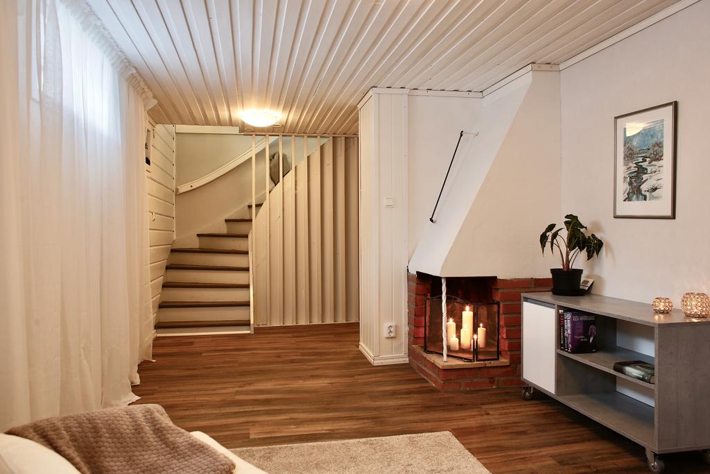 Trappavsats källarplan och gillestuga med öppen spis (behöver provtryckas innan eldning)