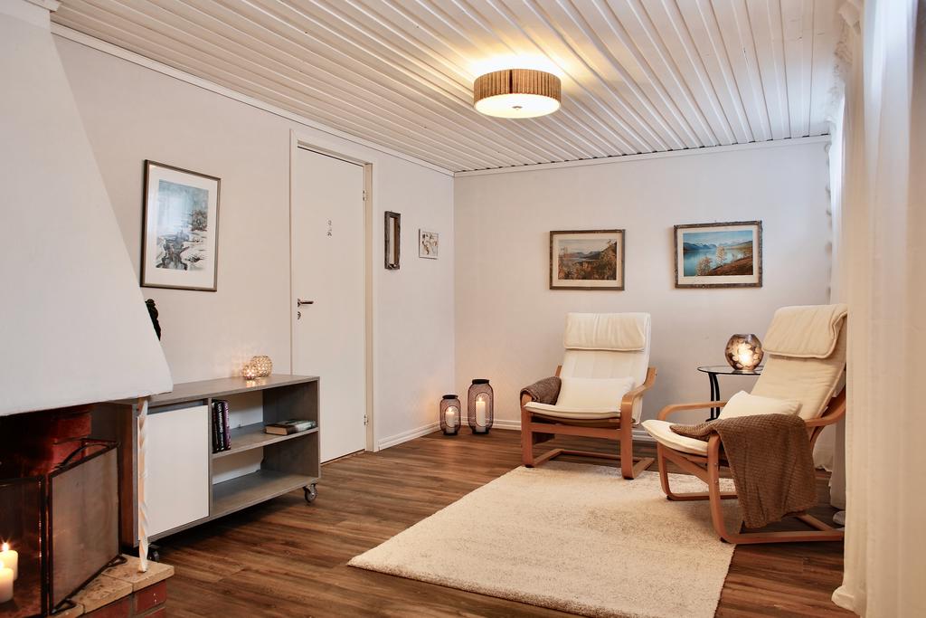 Gillestuga, dörr till badrum/bastu