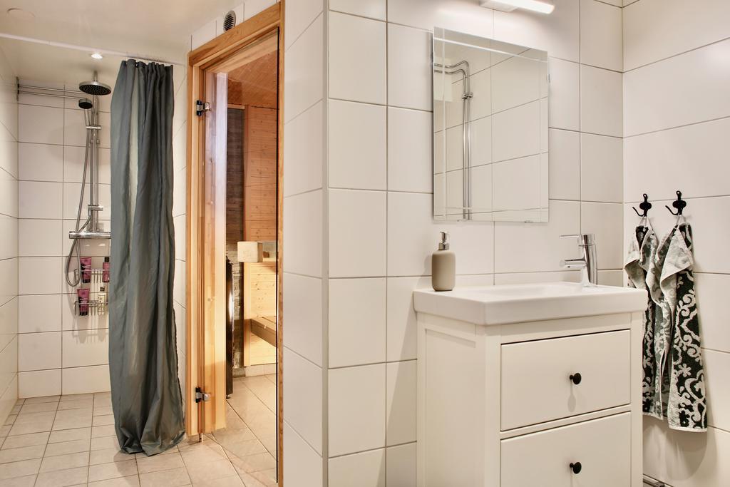 Badrum/bastu med vattenburen golvvärme, renoverat 2016/2017 
