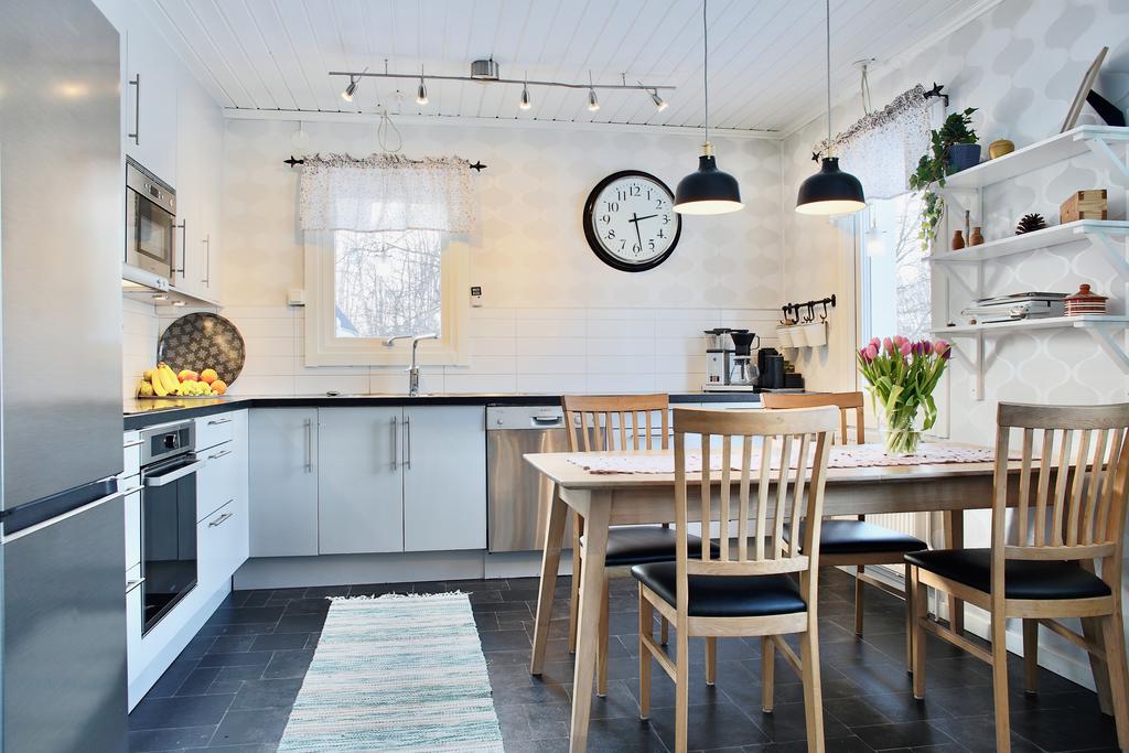 Kök nås direkt till höger, renoverat 2012 med ett Myresjökök 