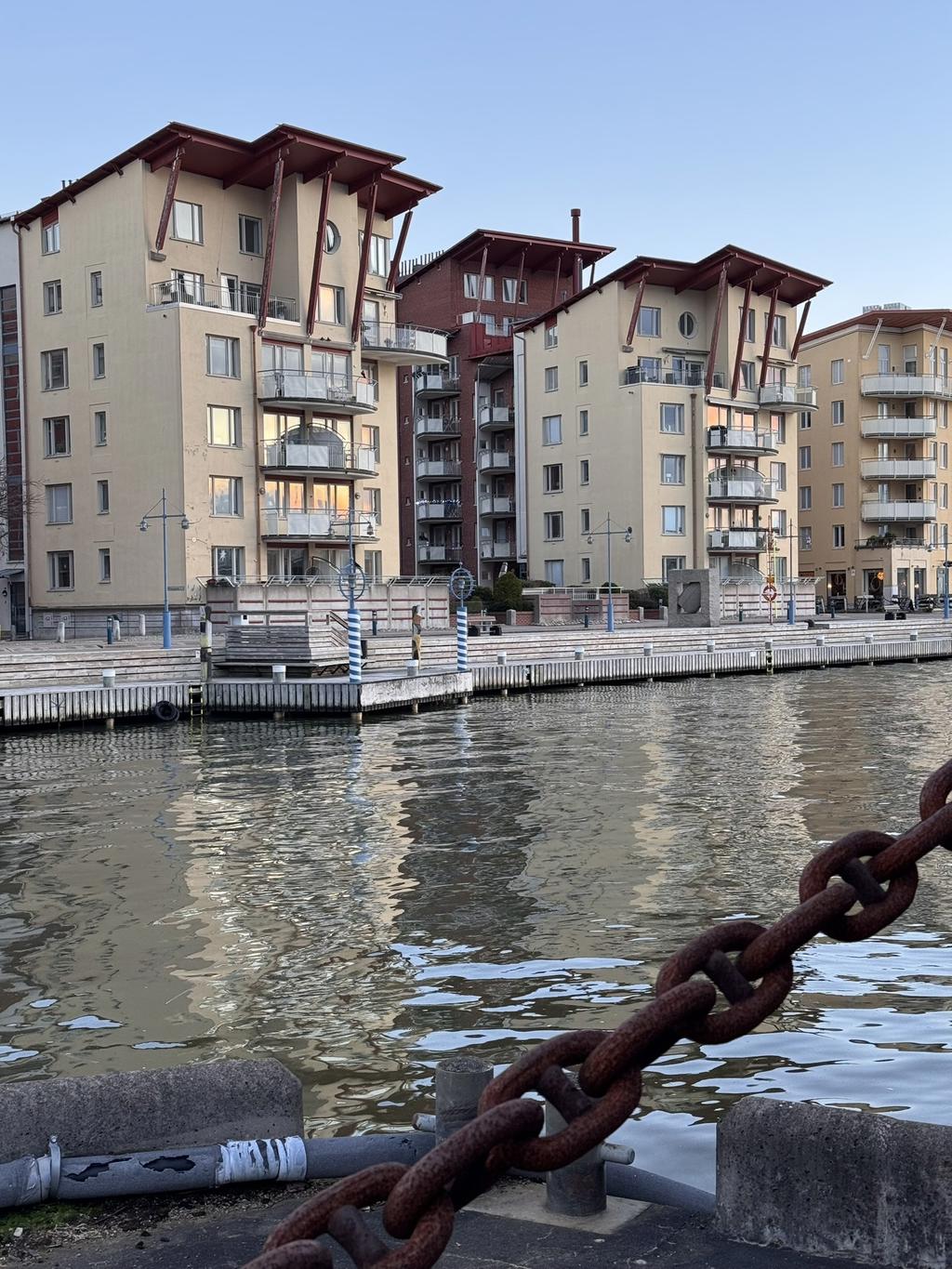 Nimbusgatan 4 ligger precis vid kajkanten.