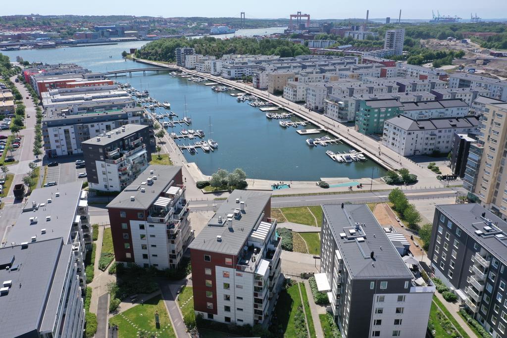 I både Sannegårdshamnen och Eriksbergdockan finns det gott om båtplatser.