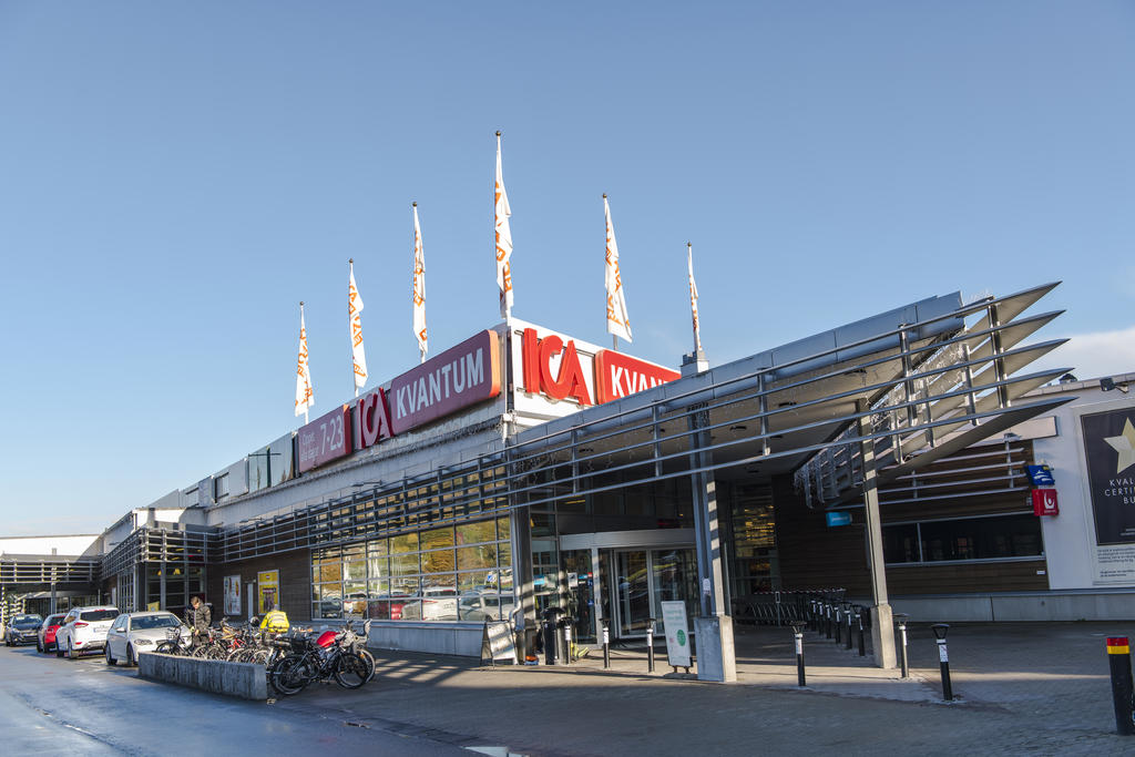 Ica kvantum finns en kort promenad från bostaden. 
