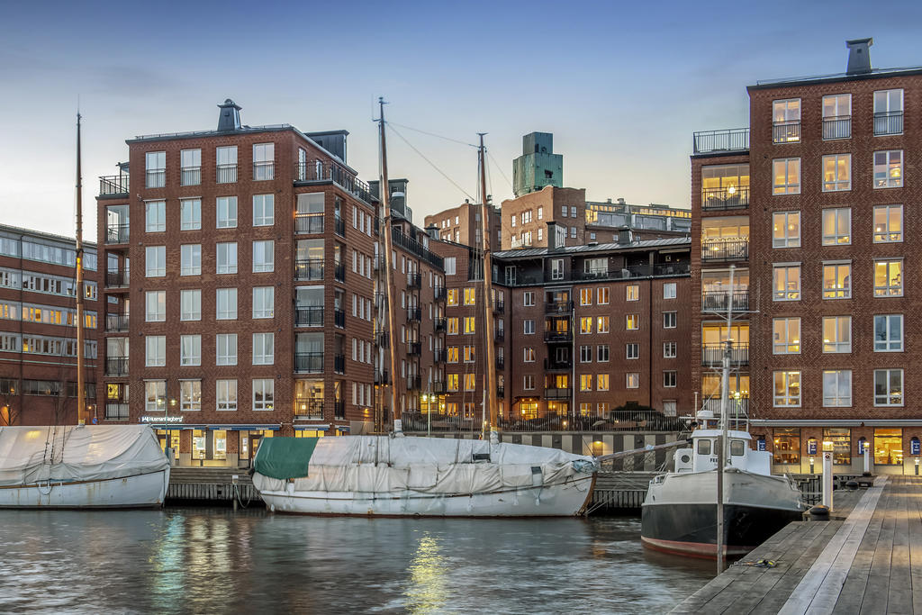 Området är lika vackert på dagen som på kvällen, när lamporna tänds och skapar en stämningsfull atmosfär.