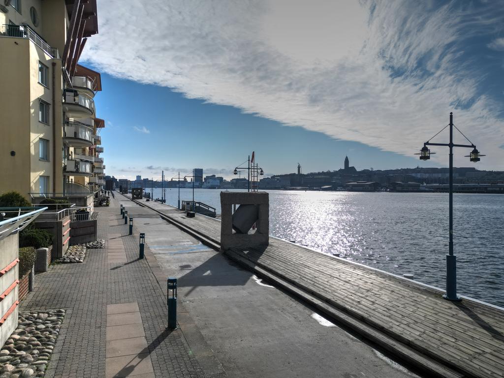 Nimbusgatan ligger precis vid kajkanten.