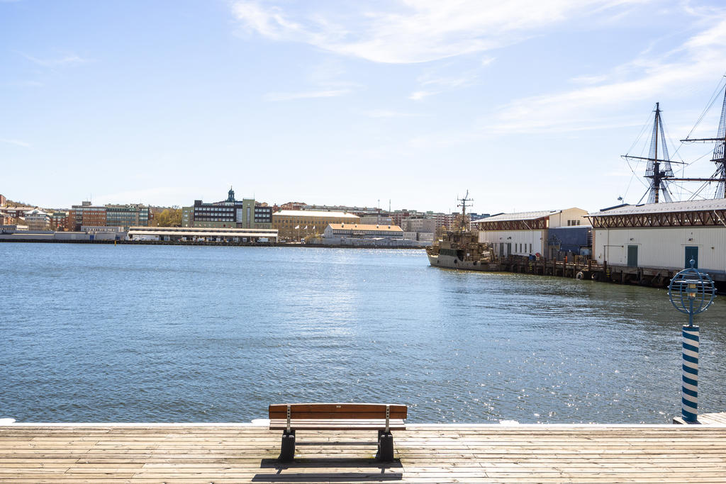 Ett levande panorama av vatten och himmel, där båtar sakta passerar.