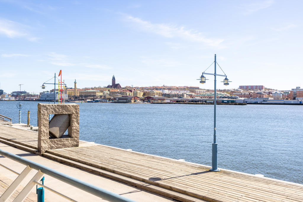 Göteborgs siluett i bakgrunden.