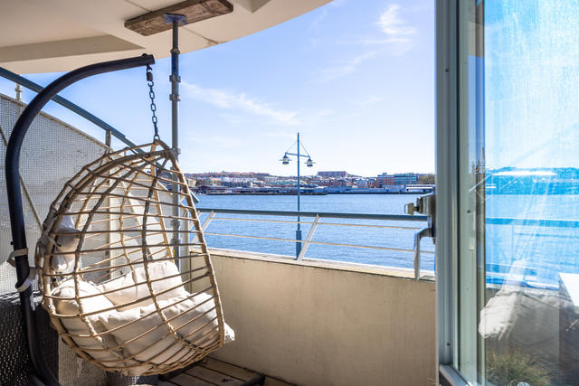 Drömläge vid vattnet! Södervänd balkong med fri utsikt över älven och ett ständigt levande båtliv.