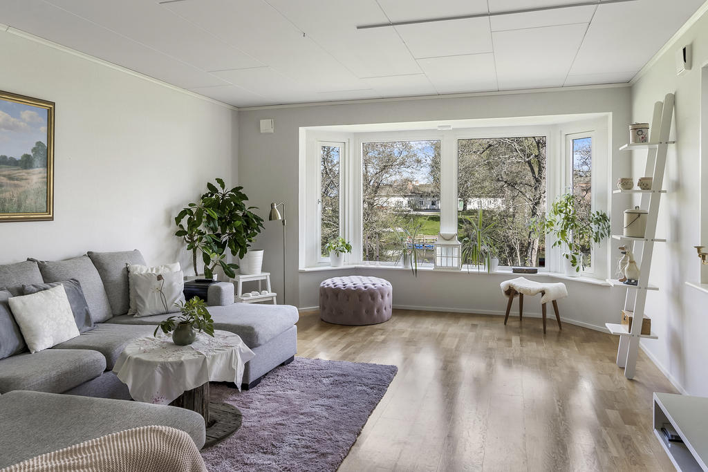 Vardagsrum med burspråk som ger fint ljusinsläpp