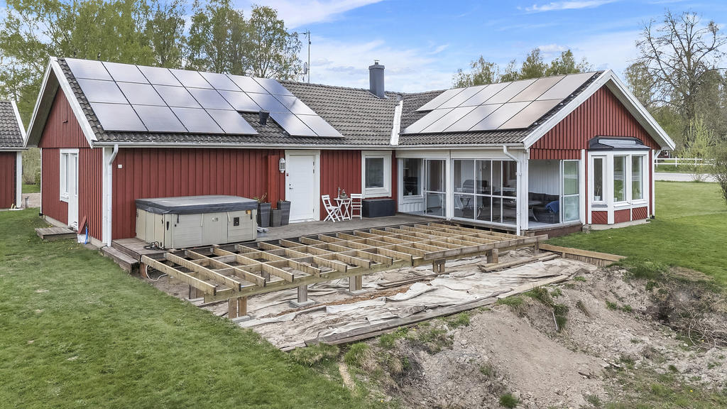 Baksida förberett för stor altan