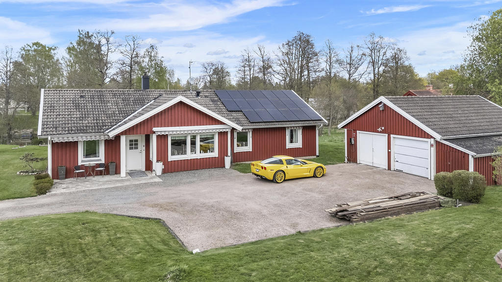 Entrésidan med uppfart för flera bilar