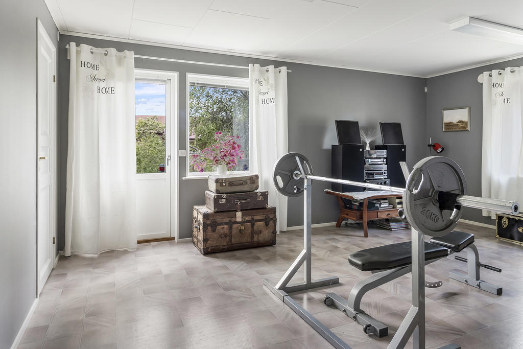 Hobbyrum med utgång till trädgård