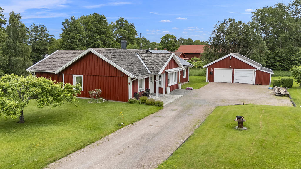 Dubbelgarage med plats för flera bilar utanför