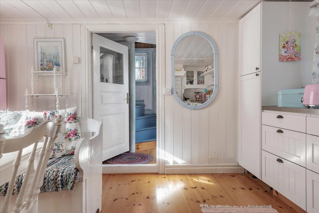 Vy från kök mot entré och uppgång till andra våningsplanet