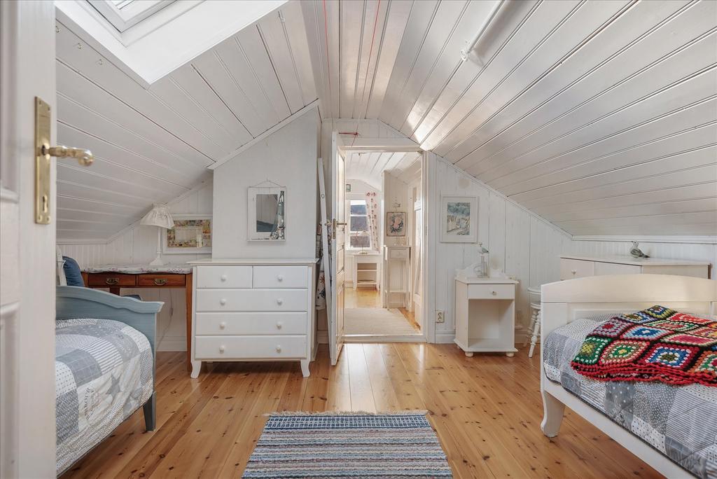 Sovrum 1 med vy mot badrum och sovrum 2