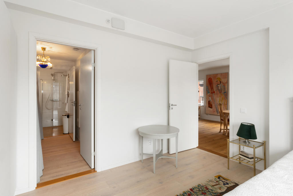 Sovrum 1 med access till eget badrum 2 samt förvaring. 