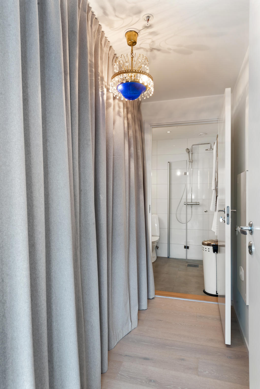 Badrum 2 nås från sovrum 1. 