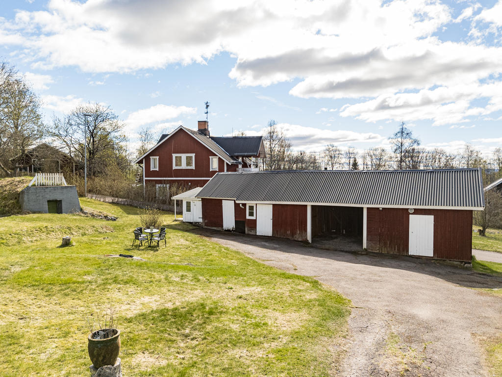 Uthus med carport och hönshus
