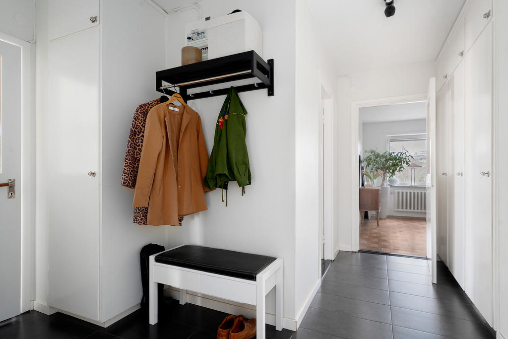 Generös hall med gott om förvaring