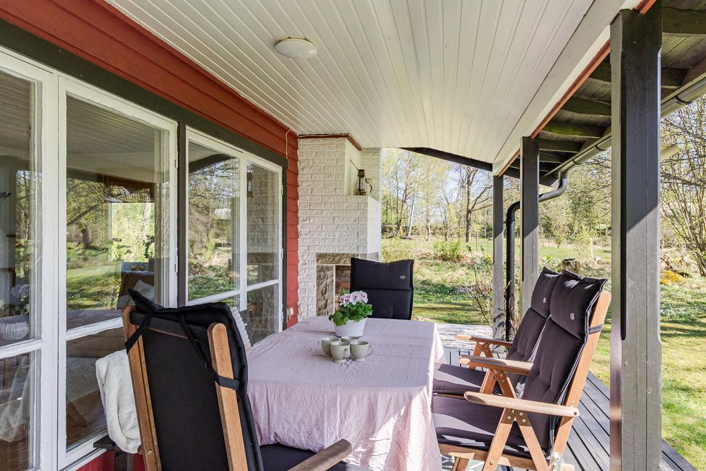 Altanen är rymlig och under tak, vilket gör den till en perfekt plats att njuta av lugnet. Här finns gott om plats för både matgrupp eller andra utemöbler.