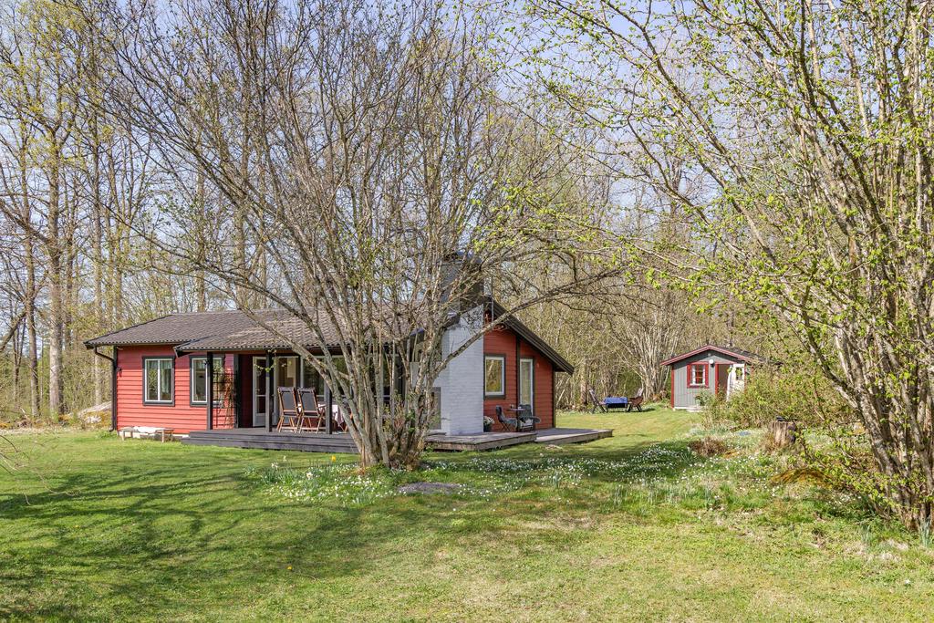 Huset är välskött och omges av generösa gräsytor samt fina uteplatser runt omkring.