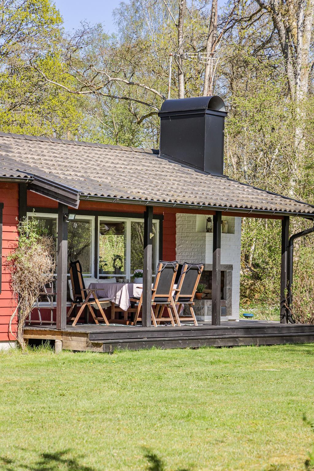 Exteriören är trivsam med en stor altan som binder samman huset med den natursköna tomten.