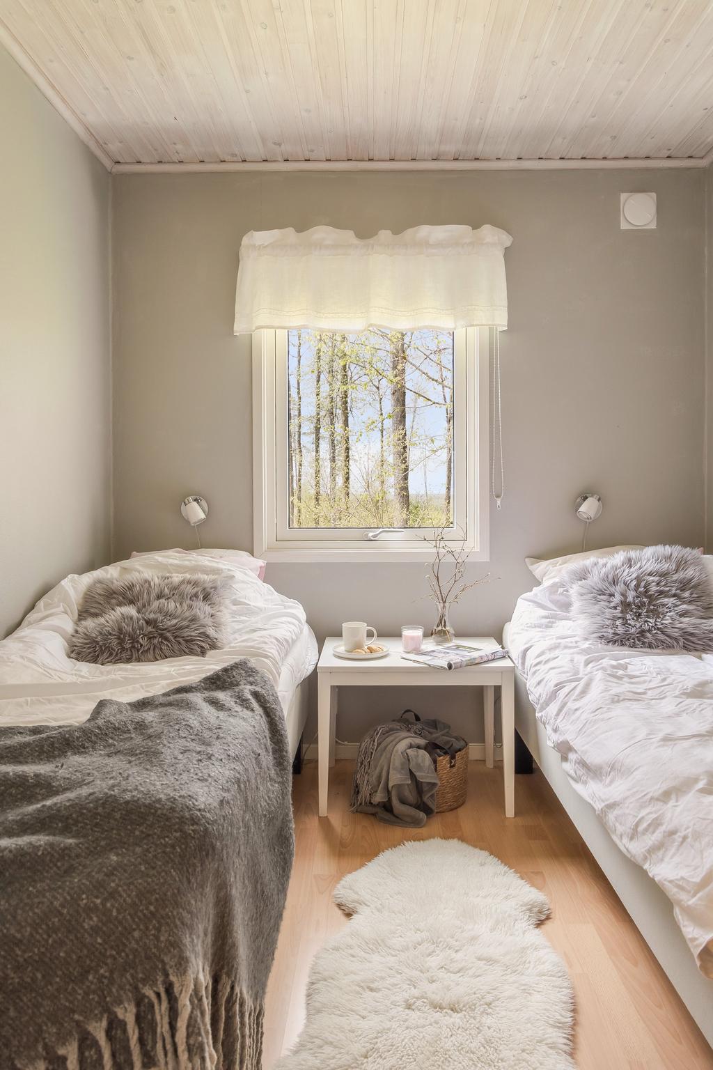 Gästrummet är praktiskt utformat med två enkelsängar och passar perfekt för barn eller övernattande gäster.