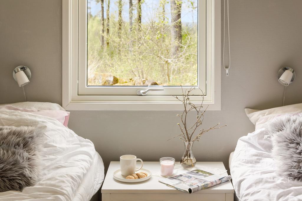 Sovrummet har mjuka färgtoner och fint ljusinsläpp som skapar en trivsam atmosfär. Här finns en lugn miljö för både vila och återhämtning.