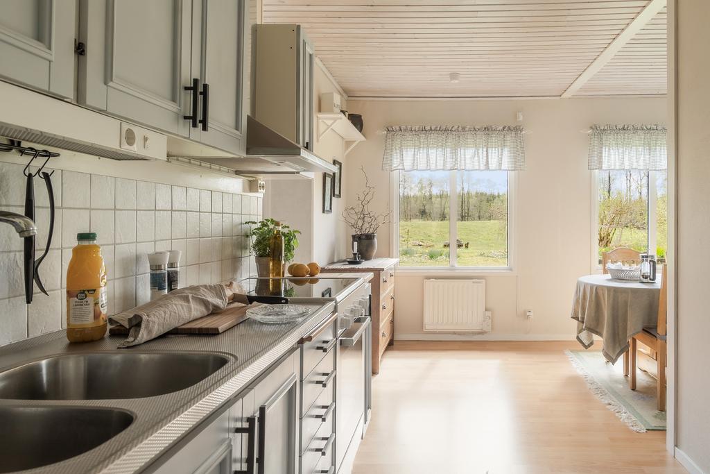 Köket är ljust och hemtrevligt med generösa arbetsytor och plats för matbord intill fönstren. Här flödar ljuset in och skapar en trivsam samlingspunkt för både vardag och ledighet.