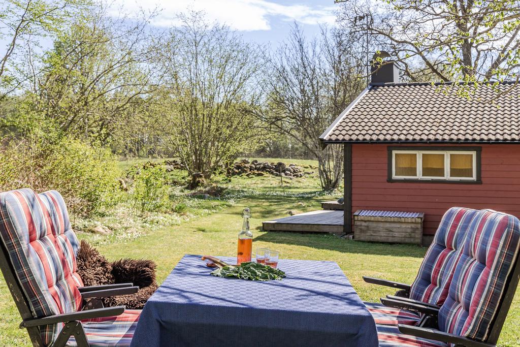 Den inbjudande uteplatsen erbjuder en härlig miljö för måltider utomhus med grönskan som närmaste granne. 