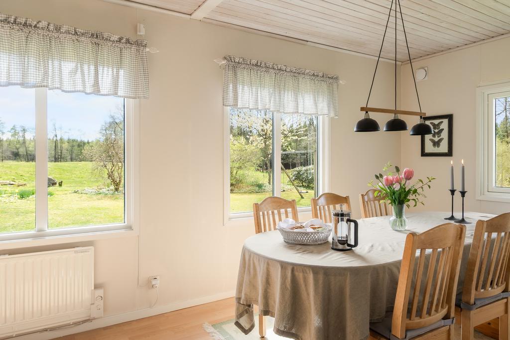  Här finns gott om plats för familj och gäster att samlas för långa frukostar och middagar,