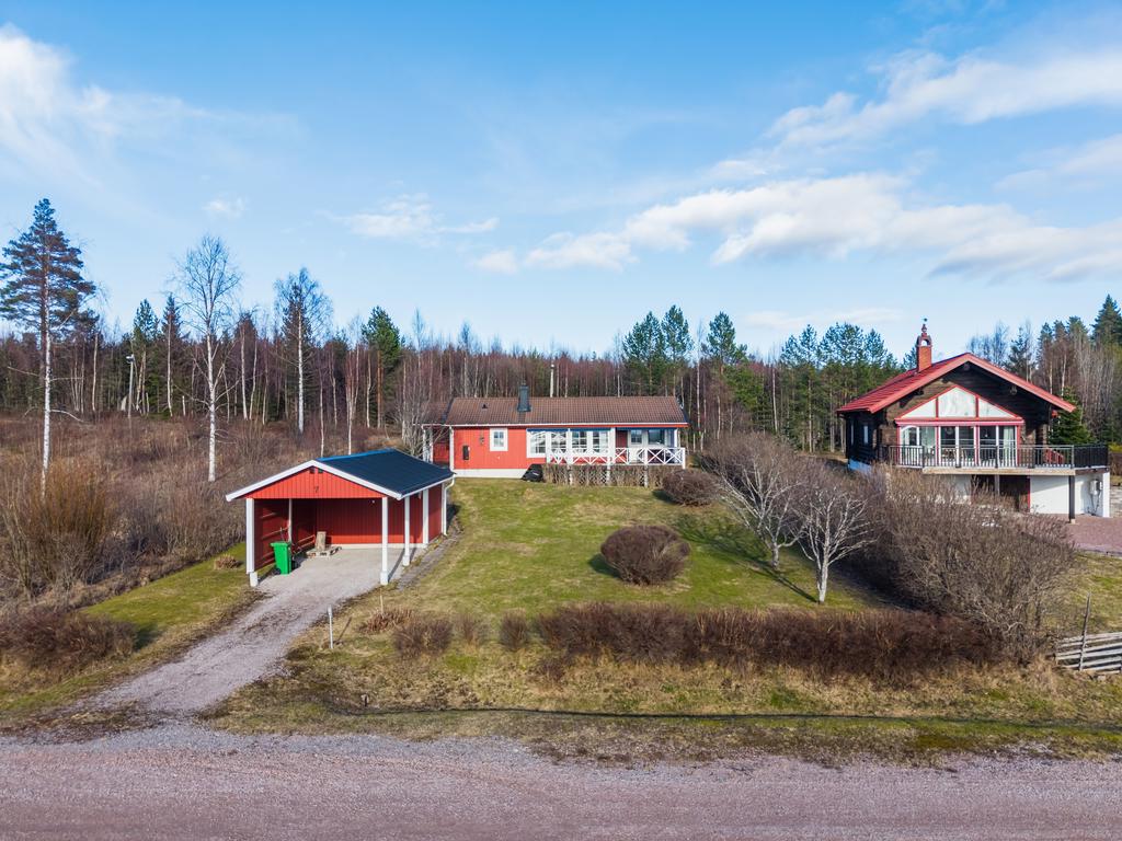 Vy mot carport och huset