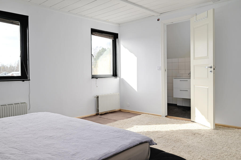 Från sovrum 1- in till det renoverade duschrummet