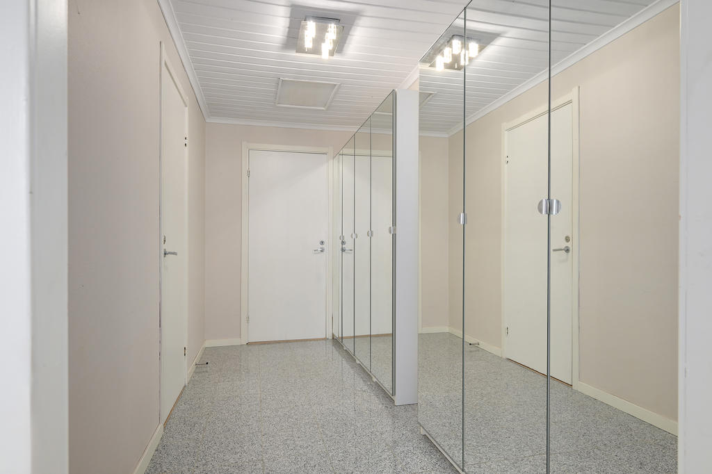 Hall mot ingång till garaget