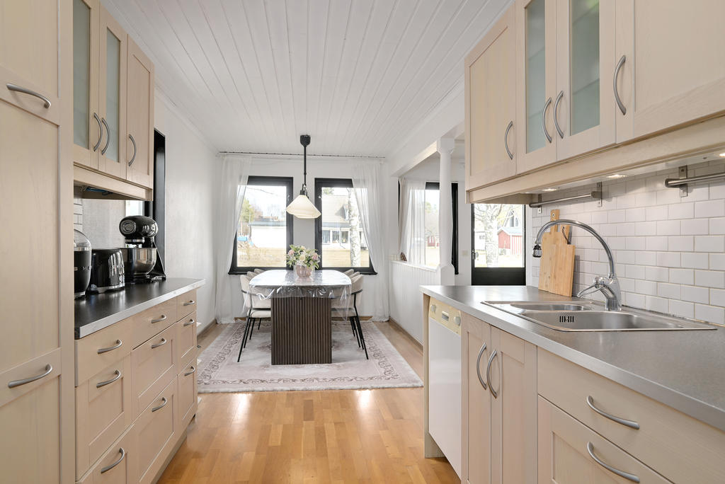 Köket mot matplatsen