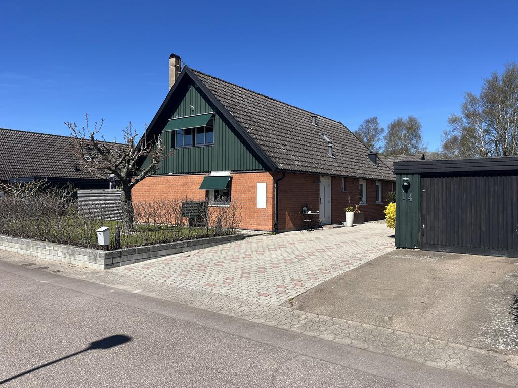 Rejäl uppfart och fina ekonomibyggnader