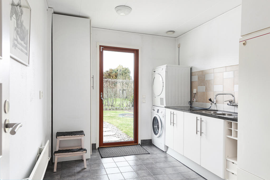 Rejäl tvättstuga med utgång mot trädgården