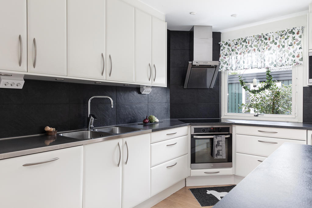 Fina arbetsytor och mycket naturligt ljusinsläpp