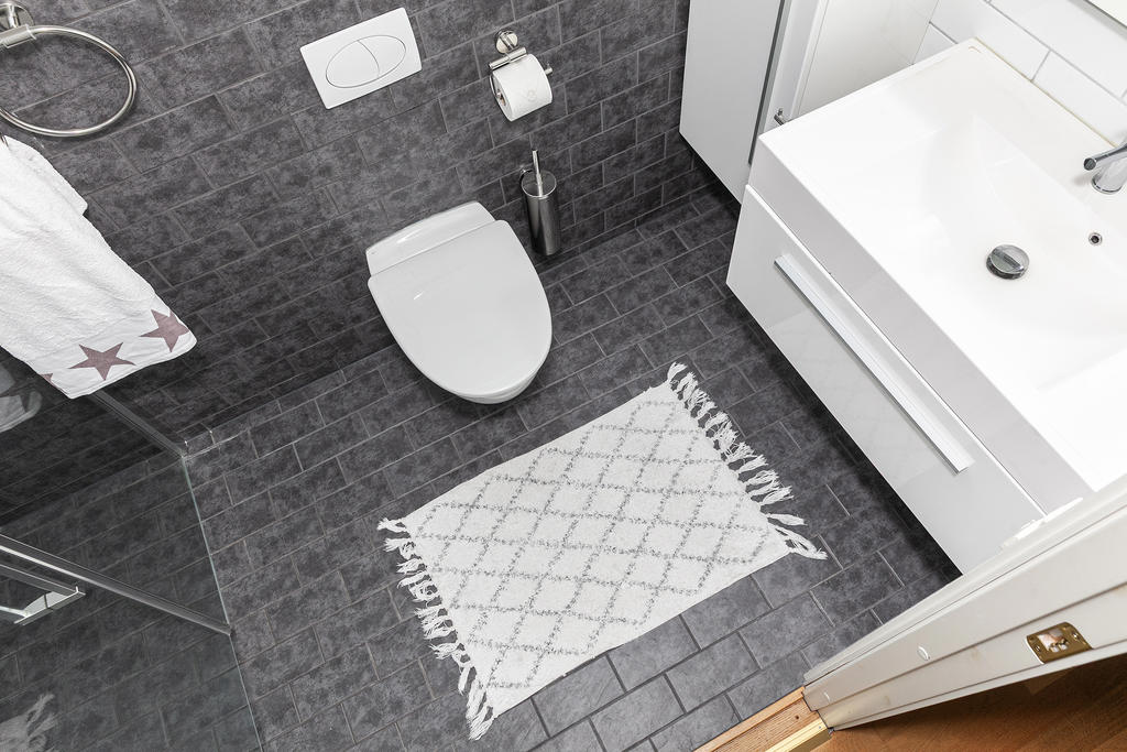 Duschdörr och vägghängd vw