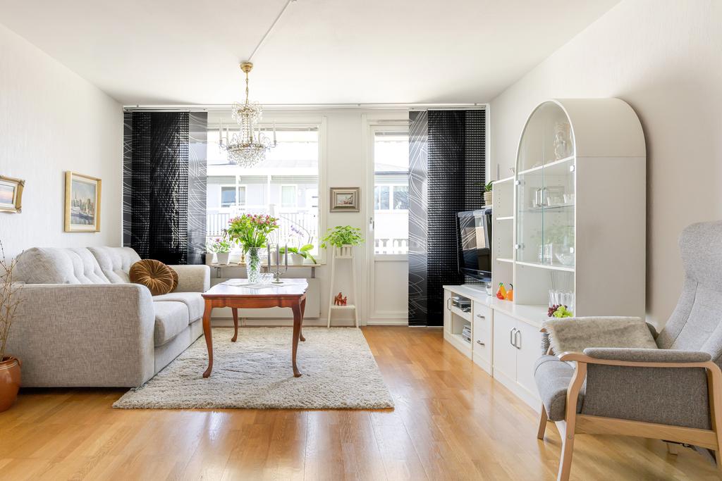 Vardagsrum med ljusa väggar och härligt ljusinsläpp