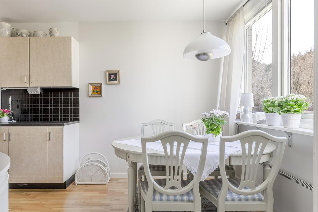 Plats för matgrupp vid fönster