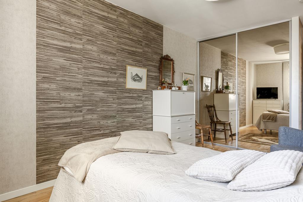 Inbyggd garderob med spegelskjutdörr