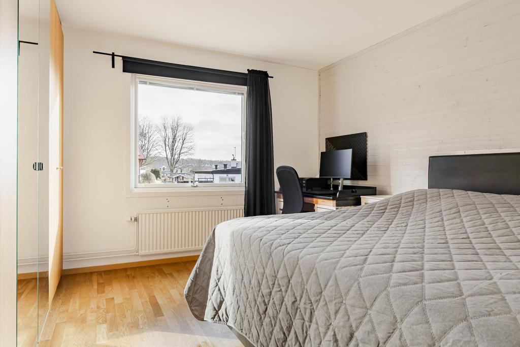 Sovrum med plats för stor dubbelsäng