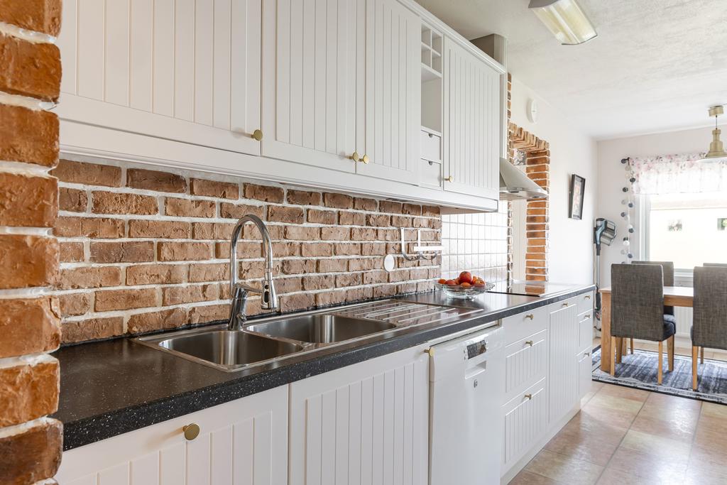 Vita köksluckor med guldfärgade knoppar