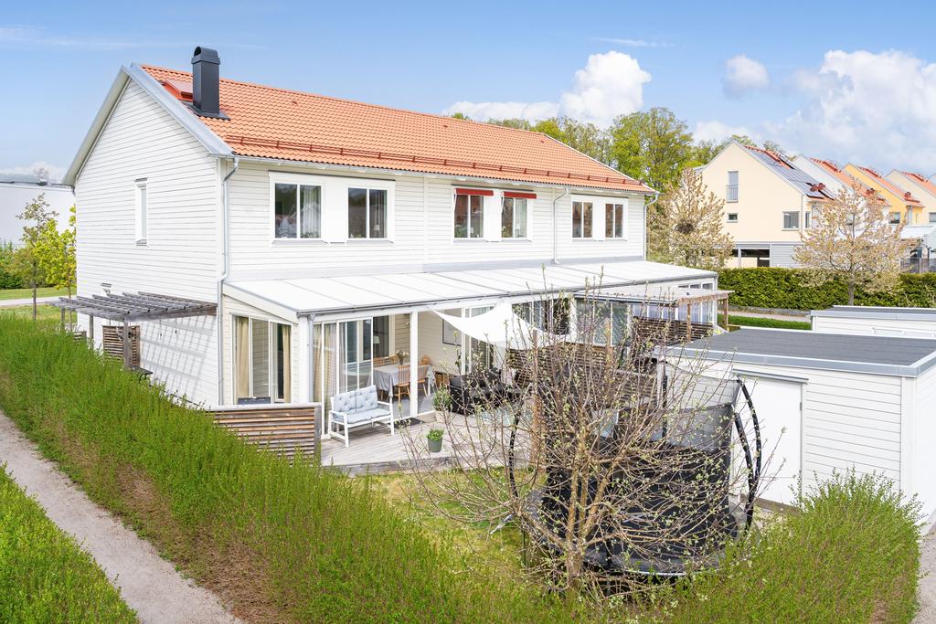 Beläget på hörntomt med trevlig trädgårdstäppasamt uterum