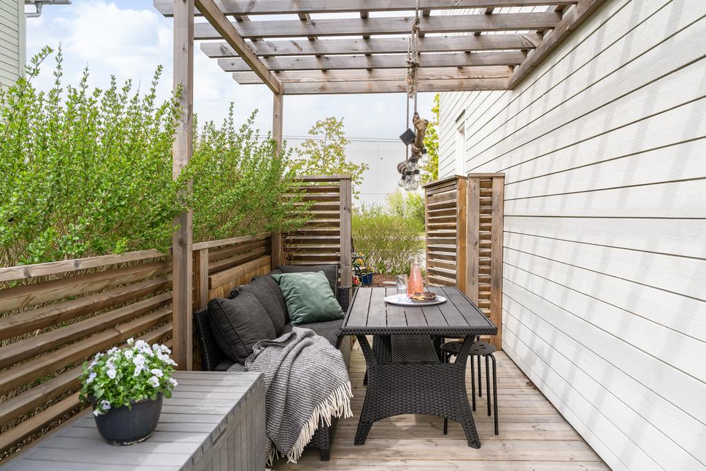 Altan med pergola runt gaveln