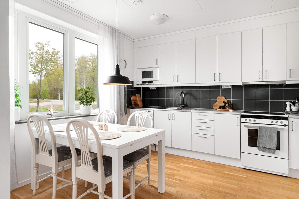 Plats för matbord vid fönstret 